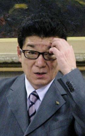 会見で苦渋の表情をみせる松井一郎大阪府知事＝大阪市内