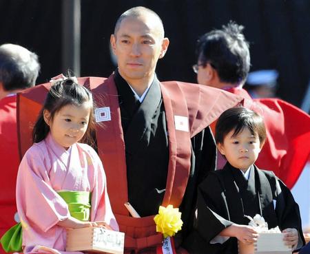 （左から）麗禾ちゃん、市川海老蔵、歡玄くん