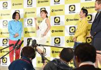 　ノリノリで“シンデレラ・ハネムーン”を披露する高橋真麻（中央）＝東京・赤坂のベクトルスタジオ　