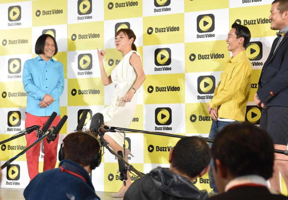 　ノリノリで“シンデレラ・ハネムーン”を披露する高橋真麻（中央）＝東京・赤坂のベクトルスタジオ　