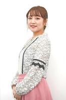 　笑顔でポーズをとる高橋みなみ（撮影・園田高夫）