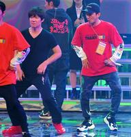 第６９回ＮＨＫ紅白歌合戦の音合わせに登場した総合司会の内村光良（左）とＩＳＳＡ内＝ＮＨＫホール（撮影・堀内翔）