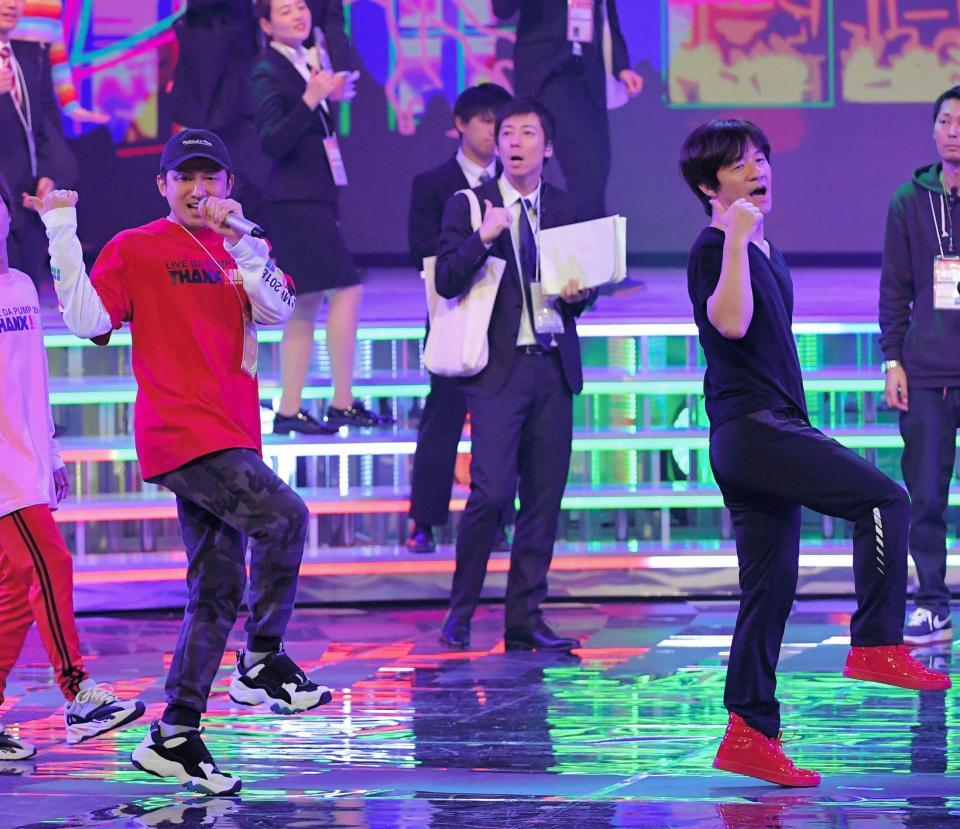 　音合わせに登場したＩＳＳＡ（左）と総合司会の内村光良＝ＮＨＫホール（撮影・堀内翔）