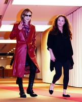 レッドカーペットを歩きながらＶサインを決めるＹＯＳＨＩＫＩ　ｆｅａｔ．　サラ・ブライトマンのＹＯＳＨＩＫＩ（左）とサラ・ブライトマン＝東京・ＮＨＫホール