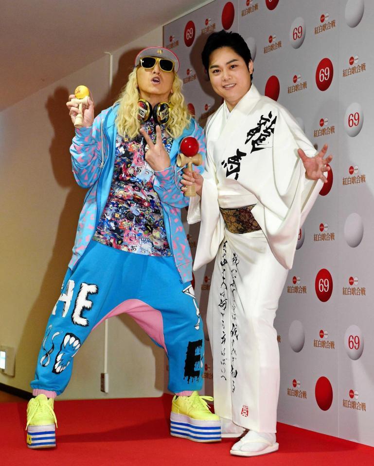 　フォトセッションに飛び入りのＤＪ　ＫＯＯ（左）とけん玉を手にポーズを決める三山ひろし＝ＮＨＫホール（撮影・開出牧）