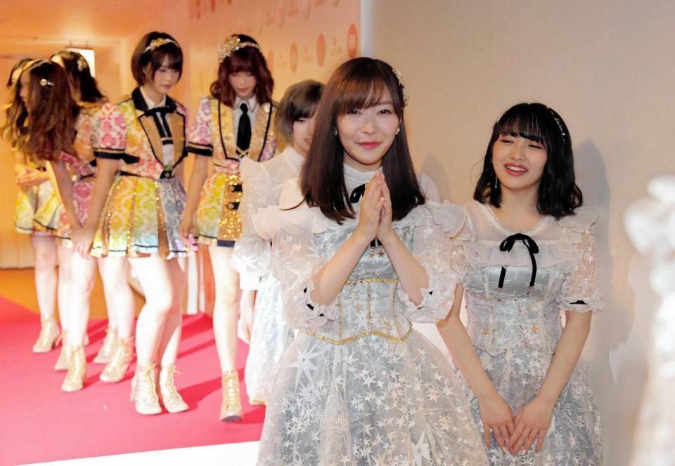 　フォトセッションを終えて舞台を後にする指原莉乃（右から２人目）＝ＮＨＫホール