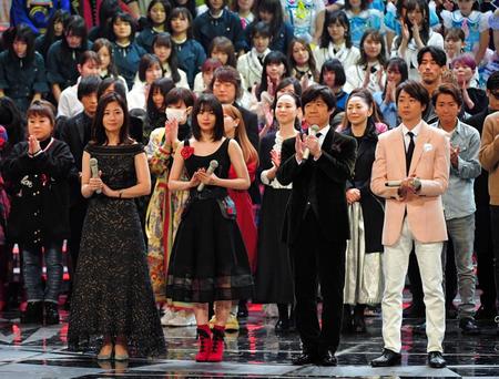 第６９回ＮＨＫ紅白歌合戦のリハーサルに登場した（左から）桑子真帆アナ、紅組司会の広瀬すず、総合司会の内村光良、白組司会の櫻井翔