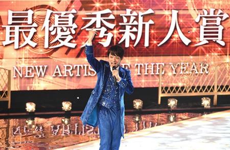 最優秀新人賞に輝き熱唱する辰巳ゆうと　