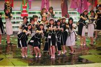 ステージをポーズを決める指原莉乃（中央）らＡＫＢ４８＝東京・ＮＨＫホール（撮影・堀内翔）