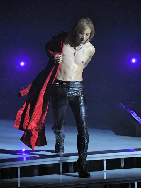 YOSHIKI 紅白3年振り“裸ドラム” ファン「あれが正装」「今年は