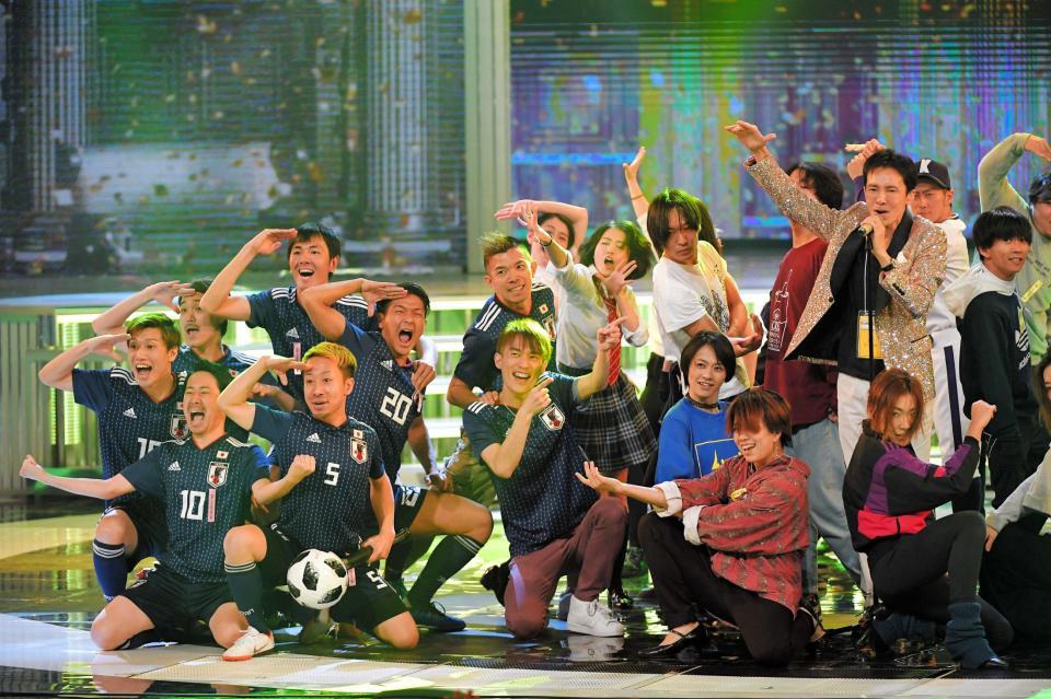 　ものまねＪＡＰＡＮと共演した郷ひろみ（右）＝ＮＨＫホール