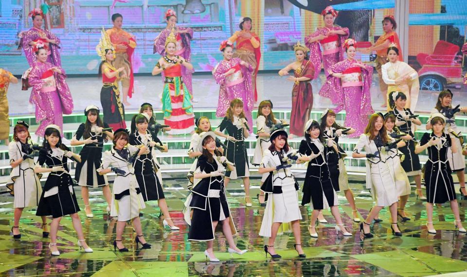 熱唱する指原莉乃（中央左）らＡＫＢ４８＝東京・ＮＨＫホール（撮影・堀内翔）