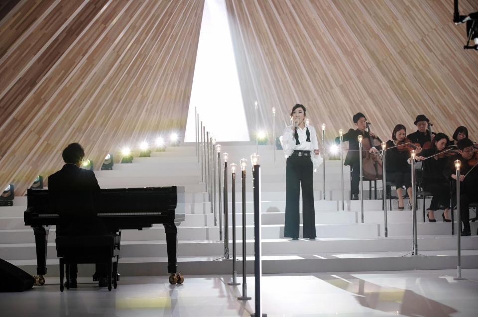 ３１日、本番用のＶＴＲ本番収録で熱唱する松任谷由実＝東京・ＮＨＫ１０１スタジオ