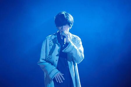 紅白歌合戦に中継で出演し熱唱する米津玄師（撮影・太田好治　　ｙｏｓｈｉｈａｒｕ　ｏｔａ）．