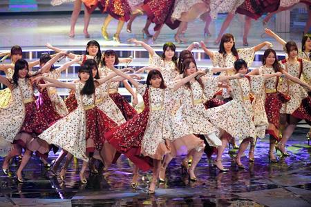 　軽快なダンスを披露する西野七瀬（中央）ら乃木坂４６＝東京・ＮＨＫホール（撮影・堀内翔）