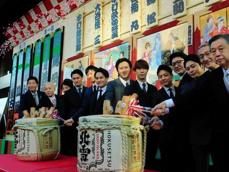 笑顔で鏡開きを行った（左から）服部征夫台東区長、大谷桂三、中村鶴松、中村隼人、坂東新悟、中村歌昇、尾上松也、坂東巳之助、中村種之助、中村橋之助、中村梅丸、中村錦之助、松竹の安孫子正副社長＝東京・浅草公会堂