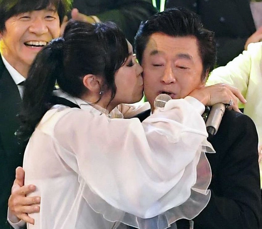 　松任谷由実（左）にキスをされながら熱唱する桑田佳祐＝１２月３１日