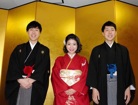 結婚を発表した、兄ゆうへい（右）と井上安世（中央）。左は弟こうへい＝大阪市内