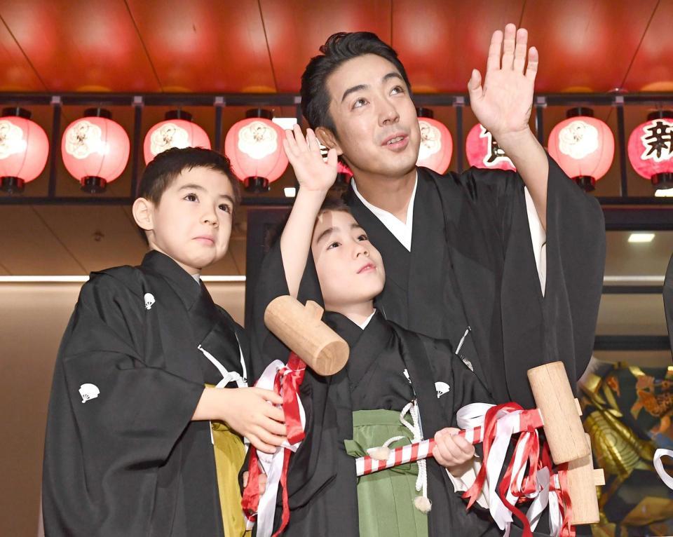 　鏡開きを行う（左から）寺嶋眞秀くん、寺嶋和史くん、尾上菊之助＝東京都千代田区・国立劇場