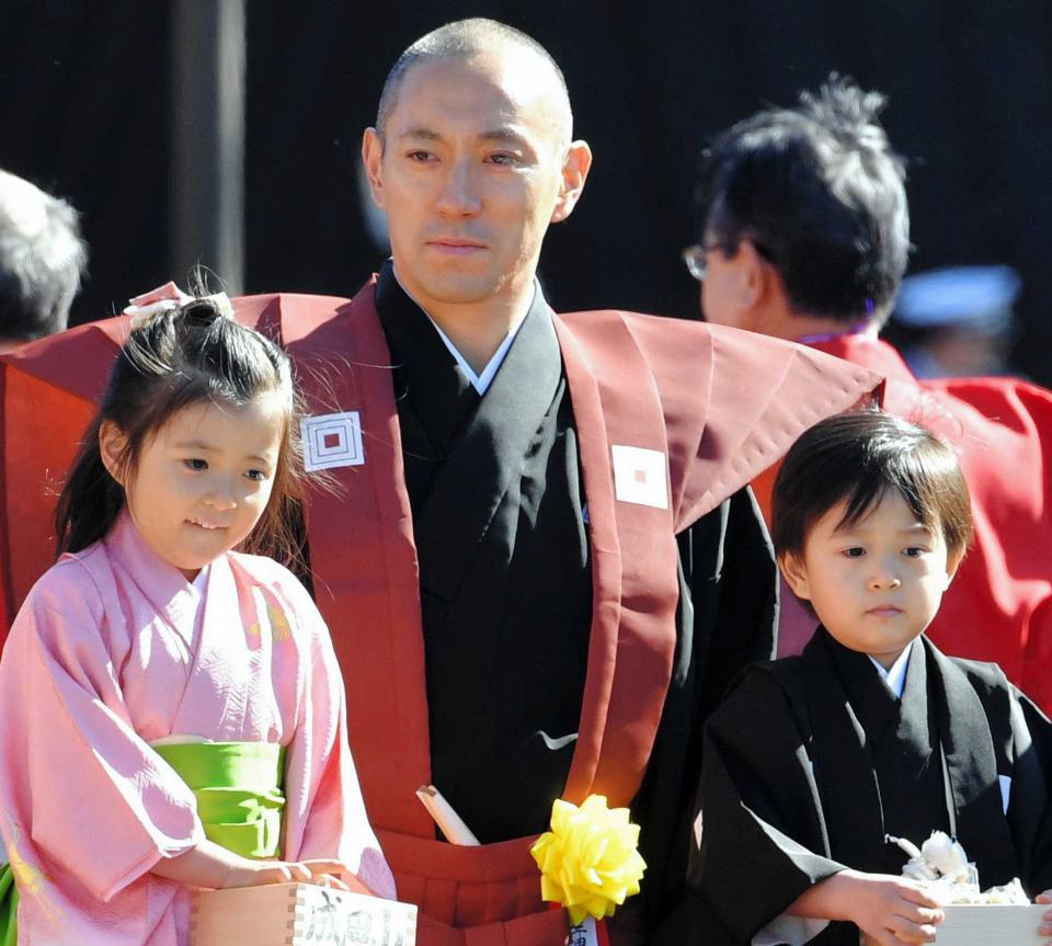 　市川海老蔵と長女・麗禾ちゃん（左）、歡玄くん　