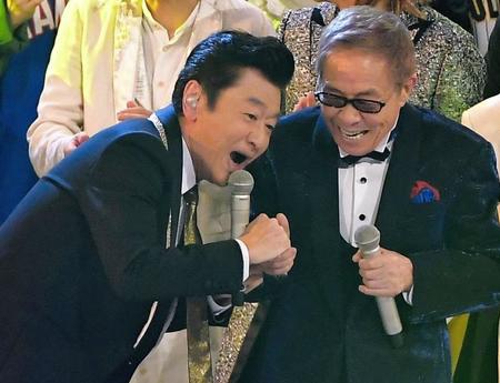 　北島三郎（右）と握手を交わし熱唱する桑田佳祐＝１８年１２月３１日