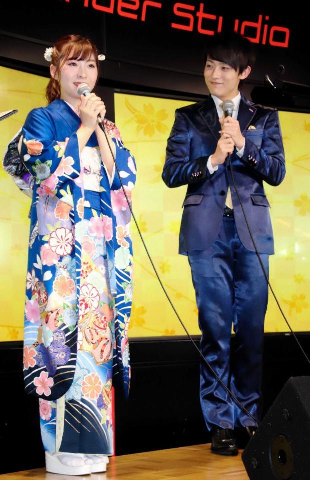 　新年のあいさつをする岩佐美咲（左）と辰巳ゆうと＝東京スカイツリータウン