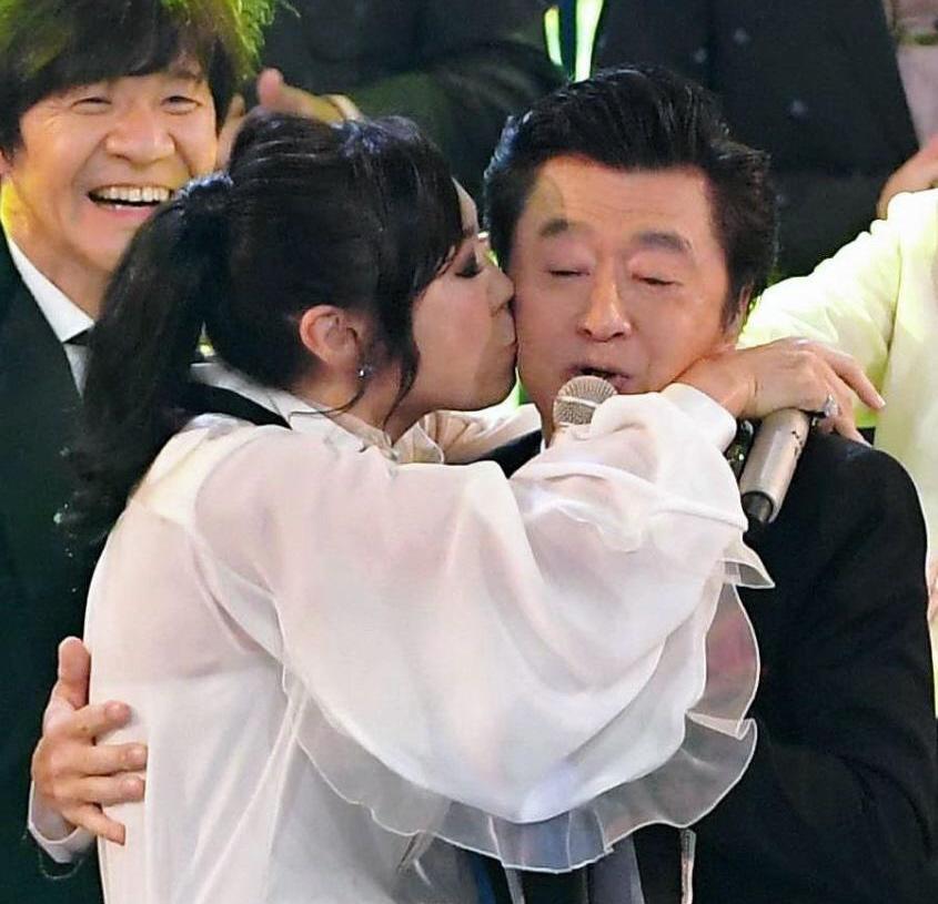 　紅白歌合戦で松任谷由実（左）にキスをされながら熱唱する桑田佳祐＝１８年１２月３１日