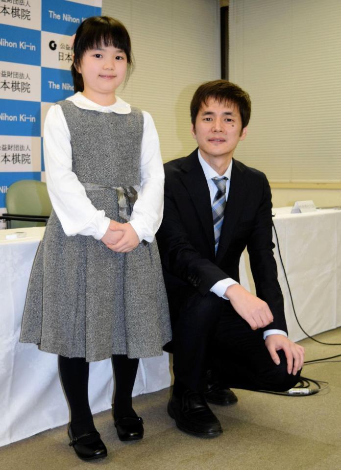 最年少でのプロ入りが決定した仲邑菫さん（左）と、父の仲邑信也九段＝日本棋院東京本院