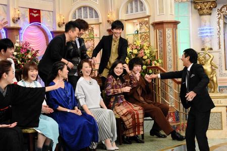 　１３日放送の日本テレビ系「行列のできる法律相談所」に出演した河野景子（前列左から４人目）。右は明石家さんま