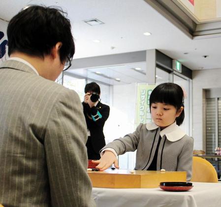 公開対局を行った仲邑菫さんと井山裕太五冠（手前）＝大阪府東大阪市役所