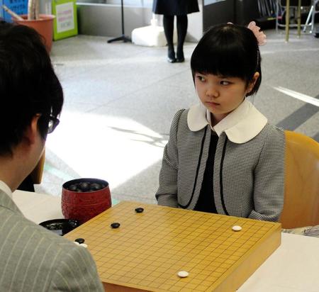 公開対局を行った仲邑菫さんと井山裕太五冠（手前）＝大阪府東大阪市役所