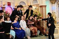 　１３日放送の日本テレビ系「行列のできる法律相談所」に出演した河野景子（前列左から４人目）。右は明石家さんま