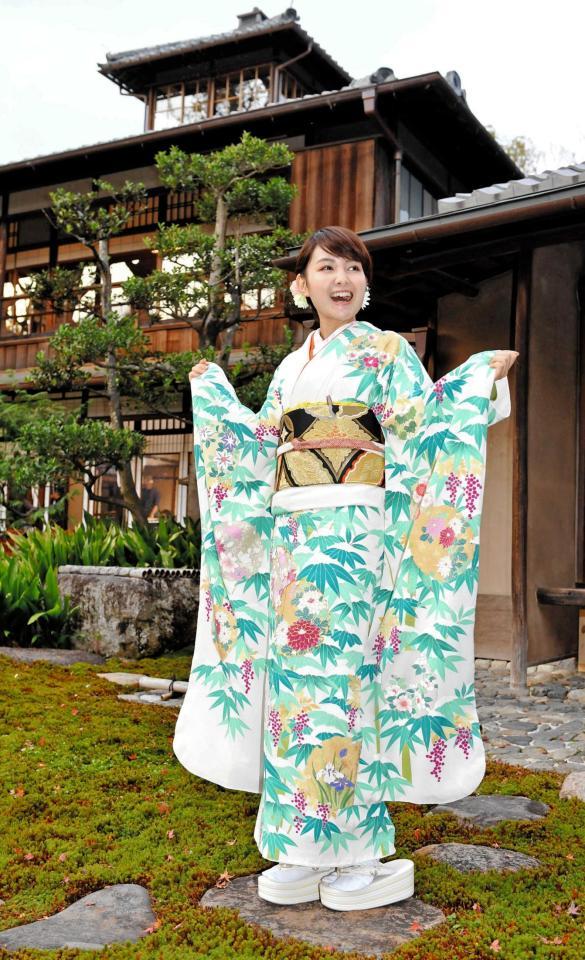 　笑顔で振り袖姿を披露する葵わかな＝京都市の旧三井家下鴨別邸（撮影・持木克友）