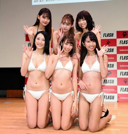 水着姿で手を振るミスＦＬＡＳＨ２０１９グランプリの（前列右から）沙倉しずか、山岸奈津美、阿南萌花、（後列右から）ミスＦＬＡＳＨ２０１８の麻亜子、小島瑠那、保崎麗＝東京・渋谷シダックスカルチャービレッジ（撮影・開出牧）