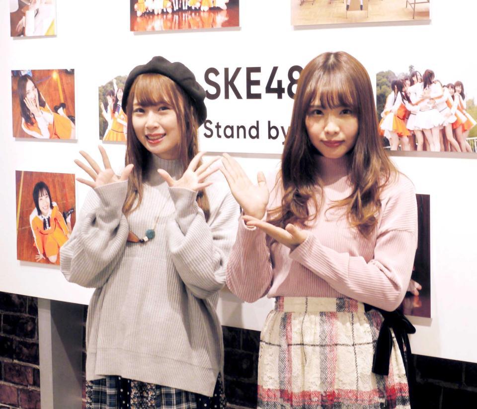 　写真展をアピールしたＳＫＥ４８の高柳明音（左）と松村香織＝東京・原宿