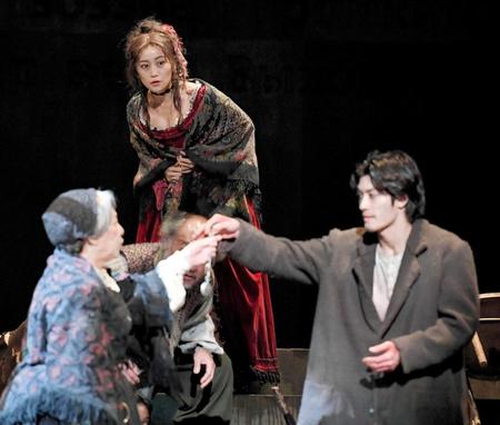 　「罪と罰」でソーニャ役を演じる大島優子とラスコリニコフ役を演じる三浦春馬（手前右）＝Ｂｕｎｋａｍｕｒａシアターコクーン