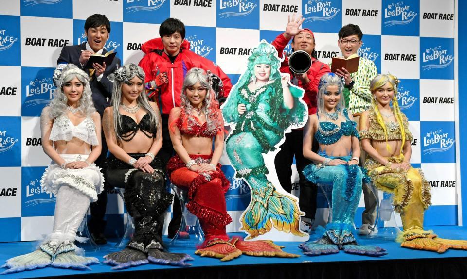 ＢＯＡＴ　ＲＡＣＥ新ＣＭ発表会に登場したＣＹＢＥＲ　ＪＡＰＡＮ　ＤＡＮＣＥＲＳ（下段）と（上段左から）ロバート・山本博、田中圭、等身大パネルの渡辺直美、ロバート・秋山竜次、ロバート・馬場裕之＝東京・千代田区の東京国際フォーラム（撮影・三好信也）