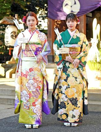 　新成人となるＥ－ｇｉｒｌｓの武部柚那（左）と石井杏奈＝東京・目黒区の中目黒八幡神社（撮影・三好信也）