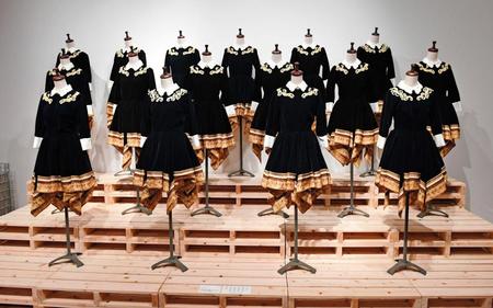 衣装が並べられた部屋＝東京・港区のソニーミュージック六本木ミュージアム（撮影・三好信也）