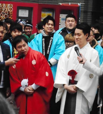 霜降り明星のせいや（左）と粗品＝大阪・なんば