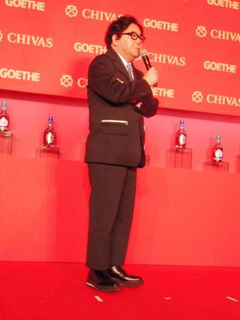 「シーバースリーガル　ゴールドシグネチャー・アワード２０１９　ｐｒｅｓｅｎｔｅｄ　ｂｙ　ＧＯＥＴＨＥ」の授賞式で祝辞を述べる秋元康氏＝東京・Ｍｅｒｃｅｄｅｓ　ｍｅ　Ｔｏｋｙｏ