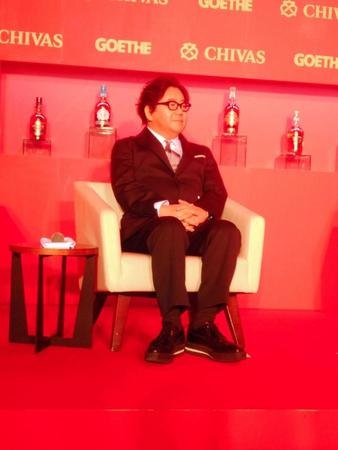 「シーバースリーガル　ゴールドシグネチャー・アワード２０１９　ｐｒｅｓｅｎｔｅｄ　ｂｙ　ＧＯＥＴＨＥ」の授賞式でトークを行った秋元康氏＝東京・Ｍｅｒｃｅｄｅｓ　ｍｅ　Ｔｏｋｙｏ