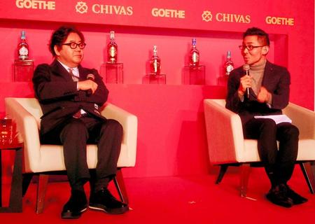 「シーバースリーガル　ゴールドシグネチャー・アワード２０１９　ｐｒｅｓｅｎｔｅｄ　ｂｙ　ＧＯＥＴＨＥ」の授賞式でトークを行った秋元康氏（左）と佐々木紀彦氏＝東京・Ｍｅｒｃｅｄｅｓ　ｍｅ　Ｔｏｋｙｏ