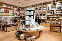 グッズ売り場も完備＝東京・港区のソニーミュージック六本木ミュージアム（撮影・三好信也）