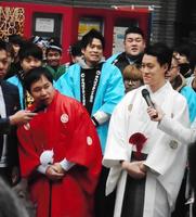 霜降り明星のせいや（左）と粗品＝大阪・なんば