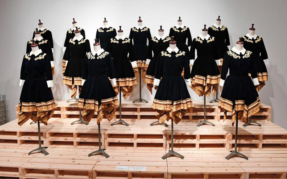 衣装が並べられた部屋＝東京・港区のソニーミュージック六本木ミュージアム（撮影・三好信也）