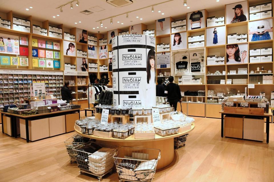 グッズ売り場も完備＝東京・港区のソニーミュージック六本木ミュージアム（撮影・三好信也）