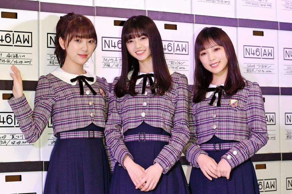 アート作品を背に笑顔をみせる（左から）堀未央奈、斎藤飛鳥、与田祐希＝東京・港区のソニーミュージック六本木ミュージアム（撮影・三好信也）