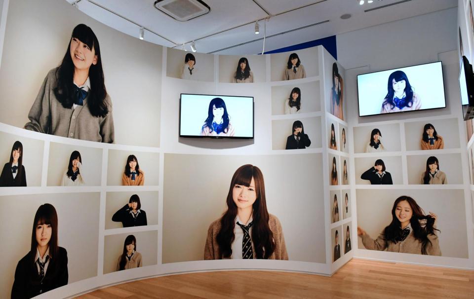 メンバーの写真パネルが並べられた部屋＝東京・港区のソニーミュージック六本木ミュージアム（撮影・三好信也）