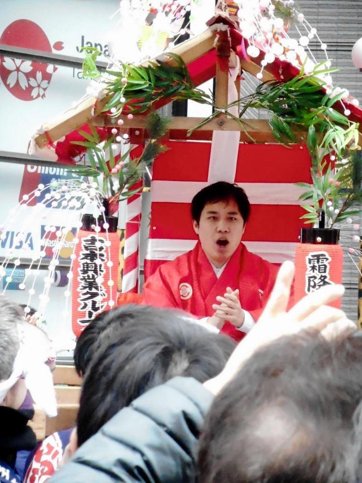 宝恵かごに乗り込む霜降り明星のせいや＝大阪・なんば